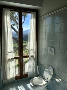 CastelplanioAgriturismo "Le Piagge"的窗户前带卫生间的浴室