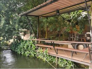 班康卡臣碧差汶府河小屋旅馆的河边的木甲板,配有桌子