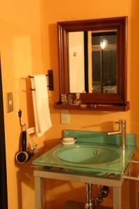 八王子市Villa Takaosan的一间带绿色水槽和镜子的浴室