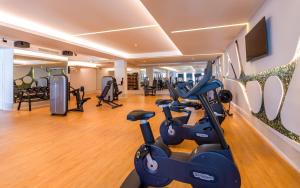 突尼斯突尼斯莫凡彼酒店的健身房设有跑步机和椭圆机