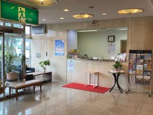 泉佐野新裕酒店的商店的大堂,设有等候区和柜台