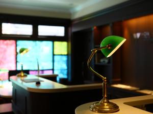 东京Hotel Wing International Select Ikebukuro的坐在一张桌子上的绿灯
