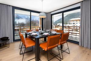 夏蒙尼-勃朗峰La Cordee 612 apartment- Chamonix All Year的一间带桌椅和窗户的用餐室