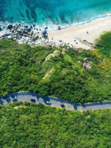 三亚三亚太阳湾柏悦酒店（秘湾沿海公路）的海滩旁道路的空中景观