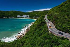 三亚三亚太阳湾柏悦酒店（秘湾沿海公路）的海洋旁道路的顶部景观