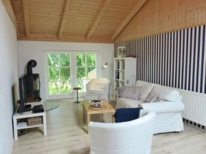 BrodersbySchwanenhof (OG)的客厅配有白色家具和木制天花板