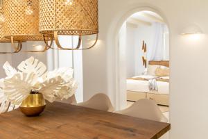 MaragkasVilla Gold & White的一间带桌子的用餐室和一间卧室