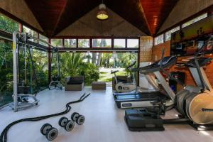 维拉塞加德索尔辛纳Colonial Planet Costa Dorada的一间健身房,里面配有有氧器材