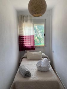 圭哈尔谢拉Casa Vista Nevada的一间小卧室,配有一张带窗户的床