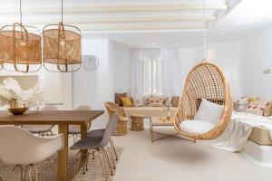 MaragkasVilla Gold & White的客厅配有藤椅和桌子