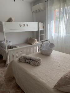 圭哈尔谢拉Casa Vista Nevada的一间卧室配有一张婴儿床和一张双层床。