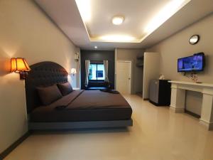 彭世洛Home resort的一间卧室配有一张大床和一台电视。