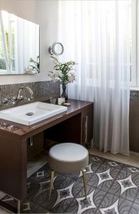 特拉维夫诺曼特拉维夫酒店的一间带水槽、凳子和镜子的浴室