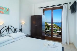 阿莫利亚尼岛Pansion Limanaki的一间卧室配有一张床,享有海景