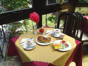 米兰阿德勒酒店的一张桌子,上面放着两盘食物和咖啡