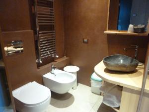 米苏丽娜安托诺湖小屋酒店的浴室配有盥洗盆、卫生间和盥洗盆。