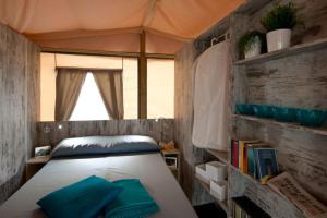 卡奥莱Camping Laguna Village的帐篷内一间卧室,配有一张床