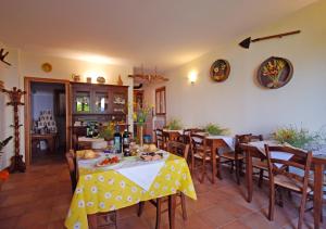 斯坎萨诺MacchiaPiana的用餐室配有餐桌和食物