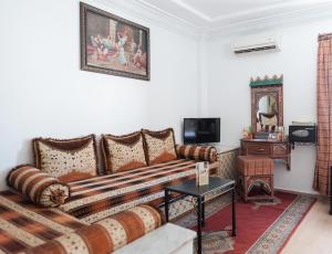 卡萨布兰卡摩洛哥家园酒店 的客厅配有沙发和桌子