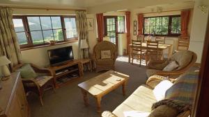 勒兰蒂德威尔斯Kilsby Cottage的带沙发和电视的客厅