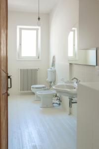 圣阿尔坎杰洛-迪罗马涅DelleFarfalle Boutique Apartments的一间带三个水槽和两个卫生间的浴室
