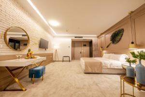 乌尔齐尼Plaza Hotel&SPA的一间卧室配有一张床、一张书桌和一面镜子