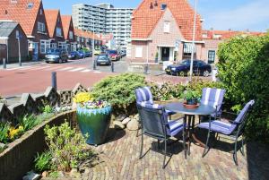 海边的艾格蒙特Strandhuis Everts的一个带桌椅的庭院和一条街道