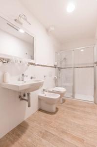 斯培西亚卡萨戴纳酒店的一间带水槽、卫生间和淋浴的浴室