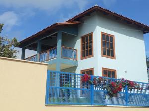MartinsVivendas da Serra Chalés的白色的房子,有蓝色的栅栏