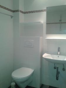 圣卡尼兹Strandpension Liane的白色的浴室设有卫生间和水槽。