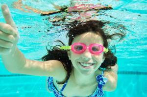 夏洛特夏洛特机场/湖岬凯悦酒店的穿着眼镜在游泳池里的年轻女孩