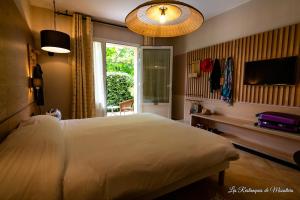 穆斯捷-圣玛丽厄斯特克姆斯特酒店的一间卧室设有一张大床和一个窗户。
