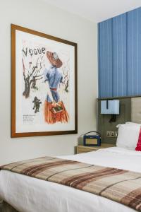 特灵盆德雷庄园酒店的卧室配有一张挂在墙上的床铺