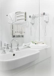 墨尔本墨尔本迈阿密酒店的白色的浴室设有水槽和镜子