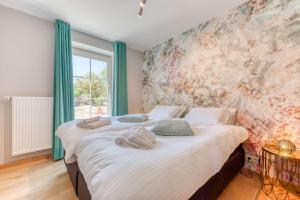 HaletLe Domaine de Wisbeley的一间卧室配有一张带绿色窗帘的大床