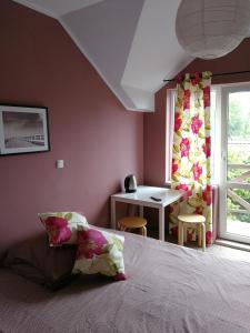 斯蒂格纳Cicha Dolinka的一间卧室配有一张床、一张书桌和一个窗户。