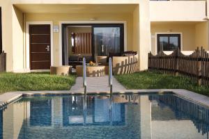 卡拉马塔伊利特城市度假酒店的一座房子后院的游泳池