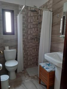 斯基亚索斯镇莫利亚酒店的浴室配有卫生间、盥洗盆和淋浴。