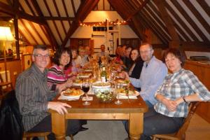 劳斯Brackenborough Hall Coach House - Granary的一群坐在餐桌上吃食物的人