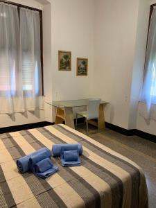 拉帕洛Holiday in Portofino by PortofinoVacanze的一间卧室配有一张床,上面有两条毛巾