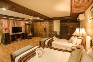 曼德勒曼德勒瑞茵酒店的酒店客房设有两张床和电视。