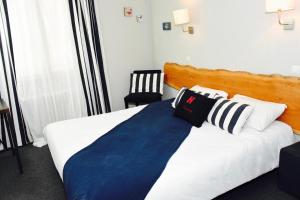 巴斯洛内特巴尔瑟洛内特普拉塞特酒店的酒店客房,配有一张带蓝色毯子的床