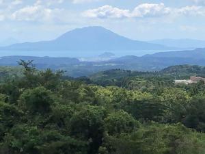 雾岛市Hoshi no Sato的享有远处的山景和树木美景