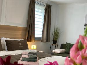 阿夫利赫姆新福克斯酒店的一间卧室设有一张床和一个粉红色花窗