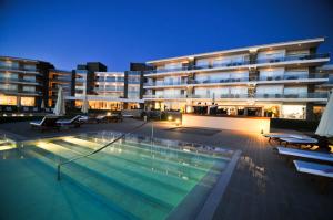 特拉玛斯阿拉佩Altos del Arapey All Inclusive, Golf & Spa的一座大型建筑,前面设有一个游泳池