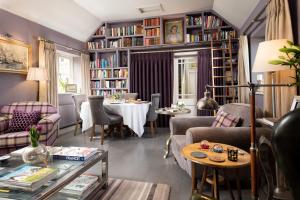莫珀斯Throphill Grange的客厅配有桌子和书架