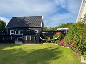 斯卡恩Skagen anneks的院子里带吊床的黑色房子
