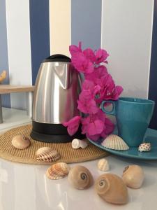 坎波马里诺B&B Campitur的茶壶和茶壳在茶杯旁边的桌子上