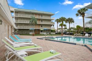 基西米Park Royal Orlando的一个带躺椅的游泳池和一间酒店