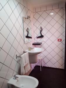 卡塔尼亚非洲西洛可早餐加卧室旅馆的粉红色的浴室设有两个盥洗盆和镜子